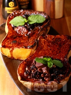 Печена пълнена тиква в тава със сушени плодове (сливи, кайсии), мед, ядки и какаов сос на фурна - снимка на рецептата